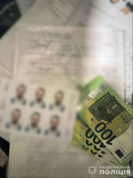 На Київщині затримали чоловіка, який за $15 000 "гарантував" ухилення від мобілізації
                                