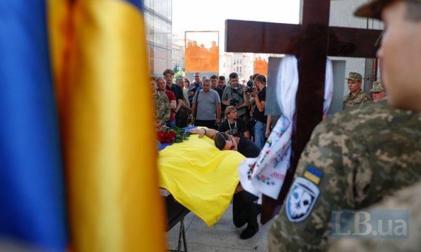 У Києві попрощалися з льотчиком 40-ї БрТА Валентином Коренчуком із позивним "Бджоляр"
У Києві попрощалися з льотчиком 40-ї БрТА Валентином Коренчуком із позивним "Бджоляр"
