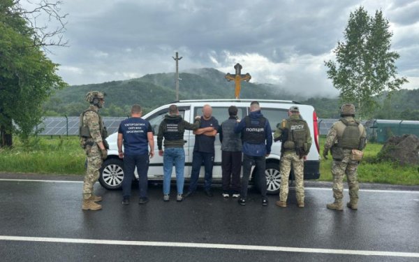 На Закарпатті власник готелю поселяв чоловіків, а потім допомагав їм незаконно перетинати кордон
На Закарпатті власник готелю поселяв чоловіків, а потім допомагав їм незаконно перетинати кордон