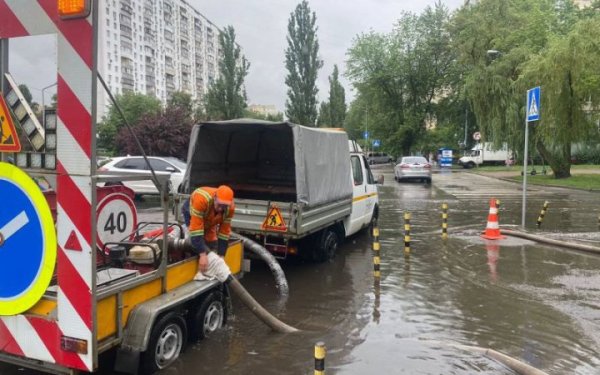 Злива у Києві падатиме до вечора. Кількість опадів майже втричі перевищила норму
Злива у Києві падатиме до вечора. Кількість опадів майже втричі перевищила норму