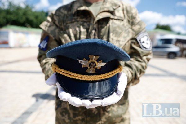 У Києві попрощалися з льотчиком 40-ї БрТА Валентином Коренчуком із позивним "Бджоляр"
У Києві попрощалися з льотчиком 40-ї БрТА Валентином Коренчуком із позивним "Бджоляр"