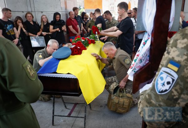 У Києві попрощалися з льотчиком 40-ї БрТА Валентином Коренчуком із позивним "Бджоляр"
У Києві попрощалися з льотчиком 40-ї БрТА Валентином Коренчуком із позивним "Бджоляр"