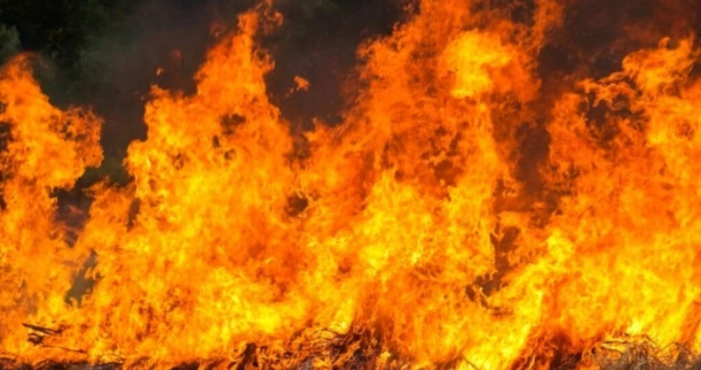 У запорізькій багатоповерхівці спалахнула пожежа, а у ДСНС попереджають про підвищену загрозу