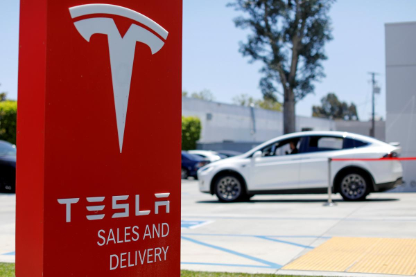 Українець за допомогою старих Tesla бореться з блекаутом: FT розповіло про унікальну ідею Українець за допомогою старих Tesla бореться з блекаутом: FT розповіло про унікальну ідею