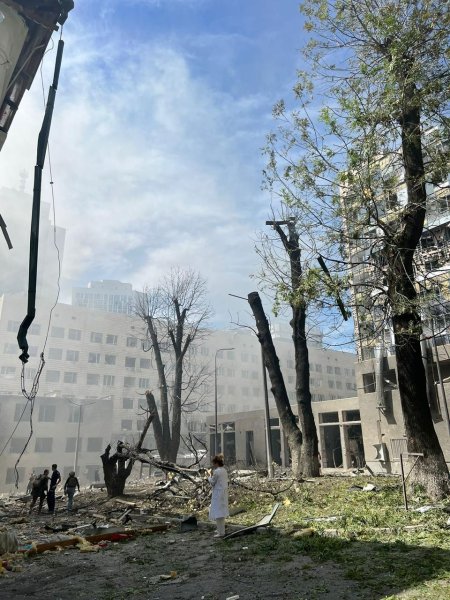Под удар РФ попала детская больница "Охматдет" в Киеве: фото последствий
Под удар РФ попала детская больница "Охматдет" в Киеве: фото последствий