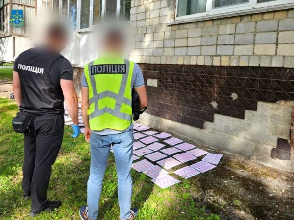 У Хмельницькому викрили підпільну друкарню з виробництва фальшивих документів
У Хмельницькому викрили підпільну друкарню з виробництва фальшивих документів