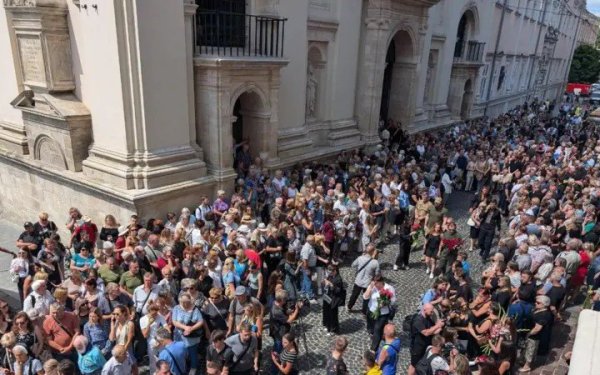 У Львові ховають Ірину Фаріон, попрощатися прийшли тисячі осіб
У Львові ховають Ірину Фаріон, попрощатися прийшли тисячі осіб