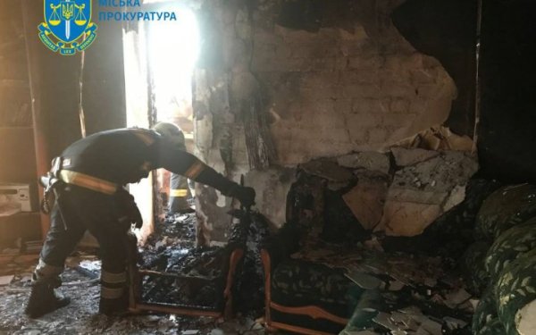Кличко пообіцяв допомогти відновити пошкоджені уламками російської ракети квартири на Оболоні
Кличко пообіцяв допомогти відновити пошкоджені уламками російської ракети квартири на Оболоні