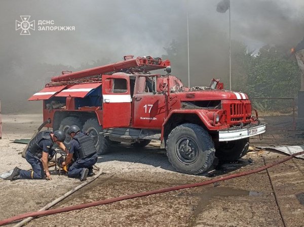 Окупанти поцілили у пожежну частину у Запорізькій області
Окупанти поцілили у пожежну частину у Запорізькій області