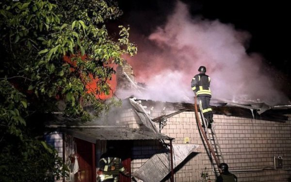 У Київській області внаслідок російської атаки горів житловий будинок
У Київській області внаслідок російської атаки горів житловий будинок