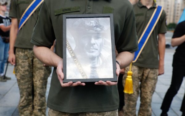 У Києві попрощалися з бойовим медиком із Великобританії Пітером Фуше
У Києві попрощалися з бойовим медиком із Великобританії Пітером Фуше