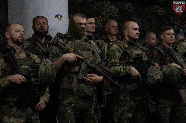 Сирський відвідав штурмову бригаду Нацполіції "Лють" на Донеччині
Сирський відвідав штурмову бригаду Нацполіції "Лють" на Донеччині