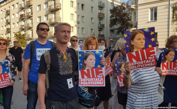 В Варшаве пикетировали МВД за выдворение украинки В Варшаве пикетировали МВД за выдворение украинки