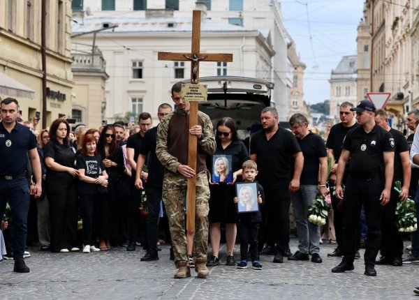 У Львові ховають Ірину Фаріон, попрощатися прийшли тисячі осіб
У Львові ховають Ірину Фаріон, попрощатися прийшли тисячі осіб