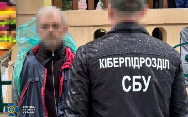 У Чернівцях затримали інформатора ворога, який під виглядом “кур’єра” зливав розташування стратегічних об’єктів
У Чернівцях затримали інформатора ворога, який під виглядом “кур’єра” зливав розташування стратегічних об’єктів