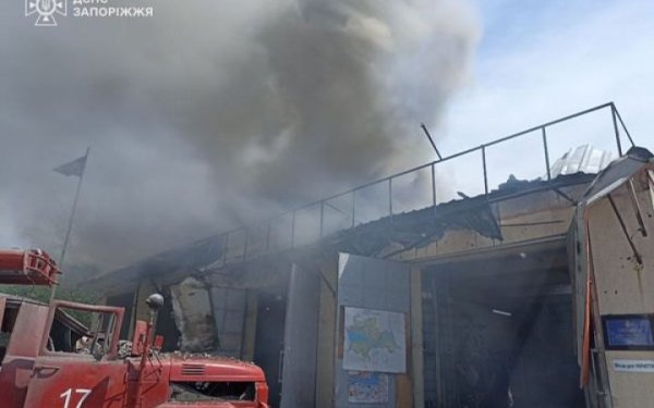 Окупанти поцілили у пожежну частину у Запорізькій області
Окупанти поцілили у пожежну частину у Запорізькій області