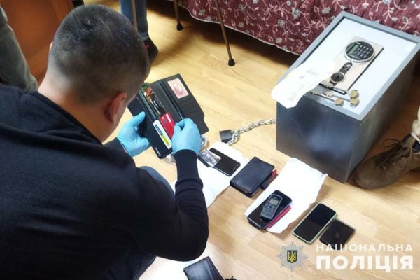 На заході України викрили "реабілітаційні центри", де незаконно утримували 35 людей
На заході України викрили "реабілітаційні центри", де незаконно утримували 35 людей
