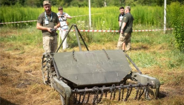 Українські розробники випробували на полігоні косарки для мінних полів Українські розробники випробували на полігоні косарки для мінних полів