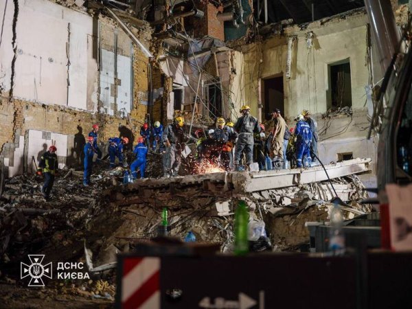 Унаслідок вчорашньої атаки ворога по Києву загинуло 27 осіб, ‒ ДСНС
Унаслідок вчорашньої атаки ворога по Києву загинуло 27 осіб, ‒ ДСНС