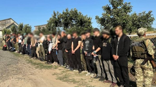 "Поездом, такси, женщина подвезла...": на границе задержали 27 незаконных "туристов" "Поездом, такси, женщина подвезла...": на границе задержали 27 незаконных "туристов"