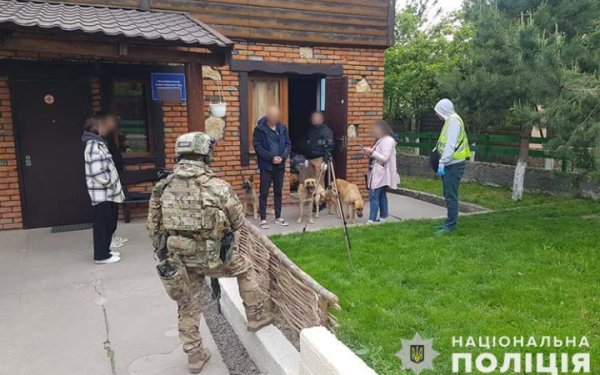На заході України викрили "реабілітаційні центри", де незаконно утримували 35 людей
На заході України викрили "реабілітаційні центри", де незаконно утримували 35 людей