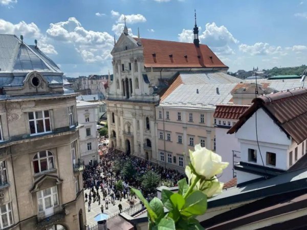 У Львові ховають Ірину Фаріон, попрощатися прийшли тисячі осіб
У Львові ховають Ірину Фаріон, попрощатися прийшли тисячі осіб