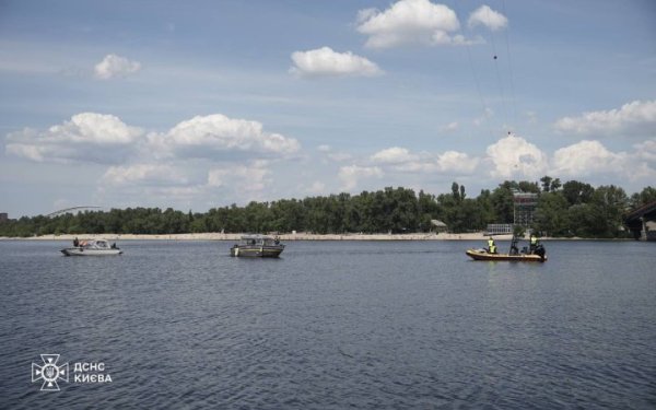 У Києві через обрив тросу на атракціоні у Дніпро впав хлопець. Пошуки тривають (оновлено)
У Києві через обрив тросу на атракціоні у Дніпро впав хлопець. Пошуки тривають (оновлено)
