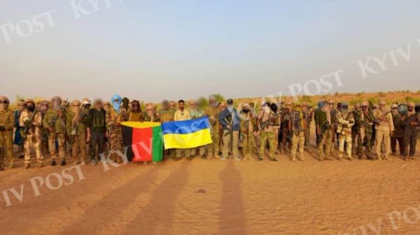 После разгрома "вагнеровцев" в Мали туареги сфотографировались с флагом Украины После разгрома "вагнеровцев" в Мали туареги сфотографировались с флагом Украины