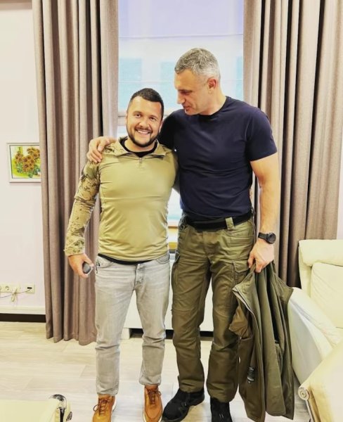 УП: ресторатор Владіміров виїжджав на відпочинок як волонтер, а фірма матері його друга виграє тендери в Києві
УП: ресторатор Владіміров виїжджав на відпочинок як волонтер, а фірма матері його друга виграє тендери в Києві