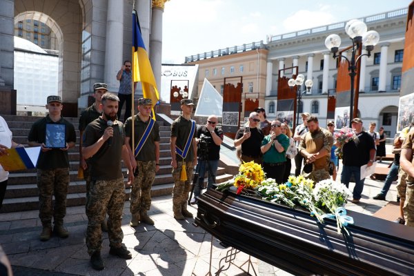 У Києві попрощалися з бойовим медиком із Великобританії Пітером Фуше
У Києві попрощалися з бойовим медиком із Великобританії Пітером Фуше