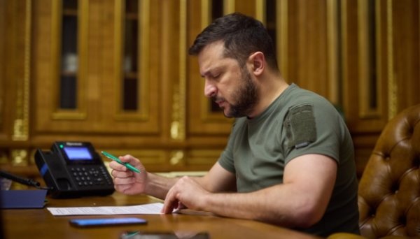 Зеленський підписав закон про мораторій на виплату зовнішнього боргу Зеленський підписав закон про мораторій на виплату зовнішнього боргу