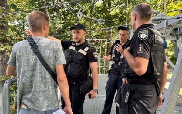 Обрыв аттракциона в Киеве: появились новые подробности трагедии
Обрыв аттракциона в Киеве: появились новые подробности трагедии