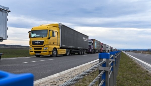 Україна й Польща домовилися - пропуск вантажівок через кордон відновлюється без жодних дозволів Україна й Польща домовилися - пропуск вантажівок через кордон відновлюється без жодних дозволів