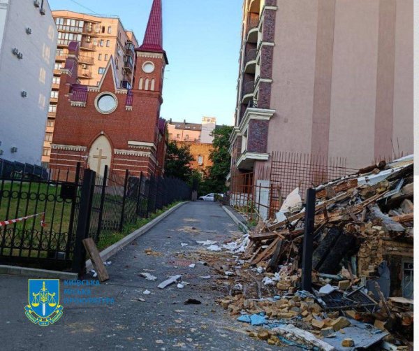 Офіс генпрокурора розслідує знесення історичного "будинку Євменія Зеленського" в Києві
Офіс генпрокурора розслідує знесення історичного "будинку Євменія Зеленського" в Києві