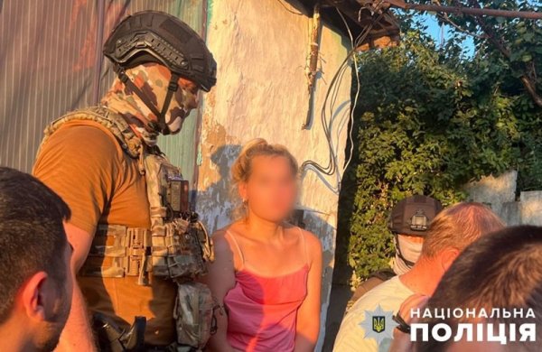 Поліцейські затримали транссексуала, який викрав немовля з пологового будинку в Кременчуці
Поліцейські затримали транссексуала, який викрав немовля з пологового будинку в Кременчуці