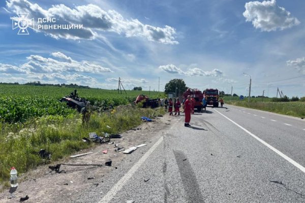 На Рівненщині зіткнулися маршрутка та вантажівка, попередньо загинуло 14 осіб
На Рівненщині зіткнулися маршрутка та вантажівка, попередньо загинуло 14 осіб