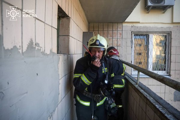 Росія випустила ракети на Київ. Уламки пошкодили багатоповерхівку (оновлення)
Росія випустила ракети на Київ. Уламки пошкодили багатоповерхівку (оновлення)