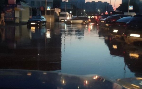 На Позняках стався прорив труби на вулиці Гришка, рух транспорту обмежено
На Позняках стався прорив труби на вулиці Гришка, рух транспорту обмежено