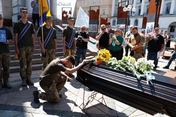 У Києві попрощалися з бойовим медиком із Великобританії Пітером Фуше
У Києві попрощалися з бойовим медиком із Великобританії Пітером Фуше