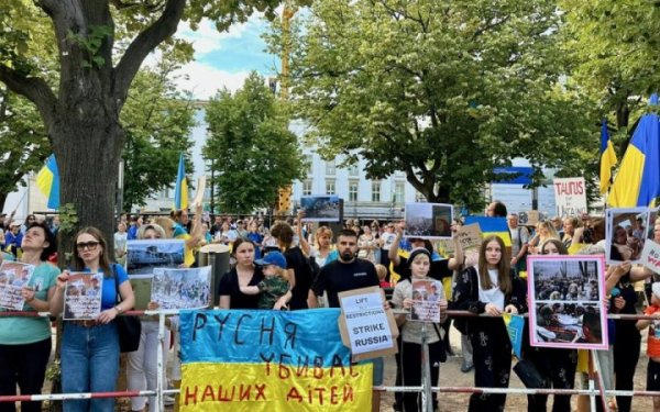 Українці в Берліні провели мітинг з вимогою надання ракет Taurus
Українці в Берліні провели мітинг з вимогою надання ракет Taurus