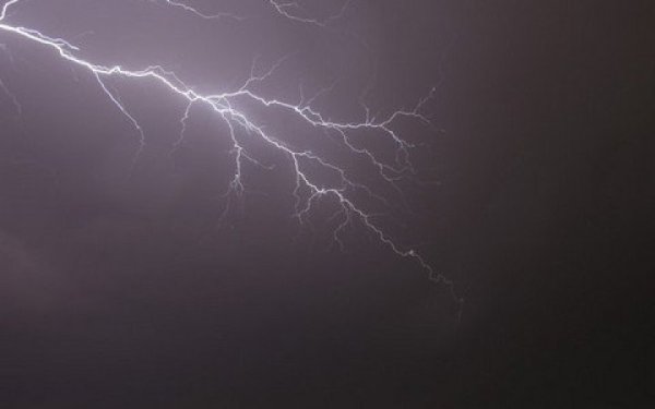 У Києві та області найближчим часом очікуються грози, місцями град, шквали 15-20 м/с
У Києві та області найближчим часом очікуються грози, місцями град, шквали 15-20 м/с