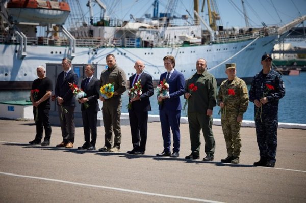 Зеленський в Одесі вшанував пам’ять загиблих воїнів ВМС
Зеленський в Одесі вшанував пам’ять загиблих воїнів ВМС