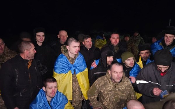 Bloomberg: Україна поверне 90 захисників з полону у середу
Bloomberg: Україна поверне 90 захисників з полону у середу