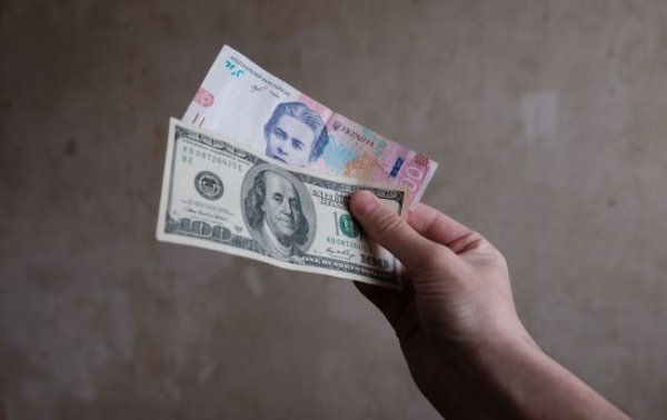 НБУ снова снизил официальный курс доллара
НБУ снова снизил официальный курс доллара