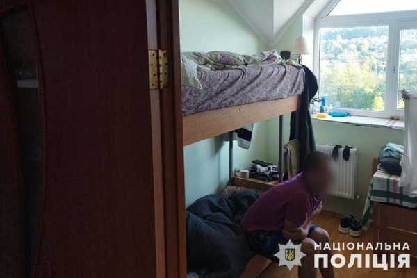 На заході України викрили "реабілітаційні центри", де незаконно утримували 35 людей
На заході України викрили "реабілітаційні центри", де незаконно утримували 35 людей