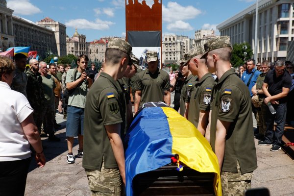 У Києві попрощалися з бойовим медиком із Великобританії Пітером Фуше
У Києві попрощалися з бойовим медиком із Великобританії Пітером Фуше
