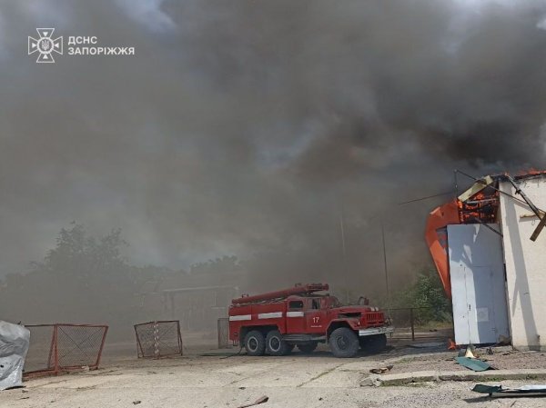 Окупанти поцілили у пожежну частину у Запорізькій області
Окупанти поцілили у пожежну частину у Запорізькій області