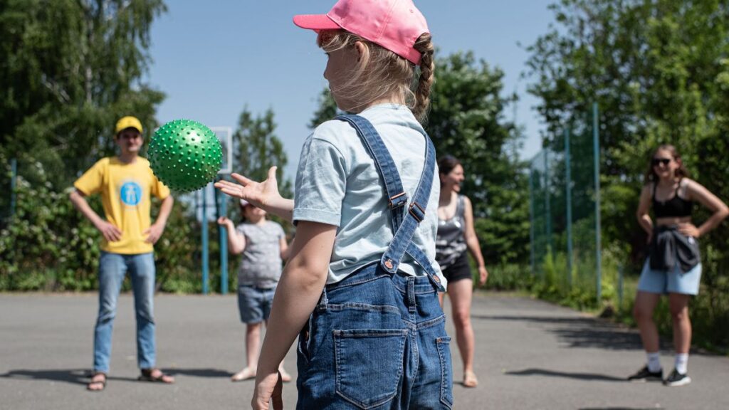 Переселенцям з Малітопольщини пропонують відпочинок з дітьми в літньому таборі