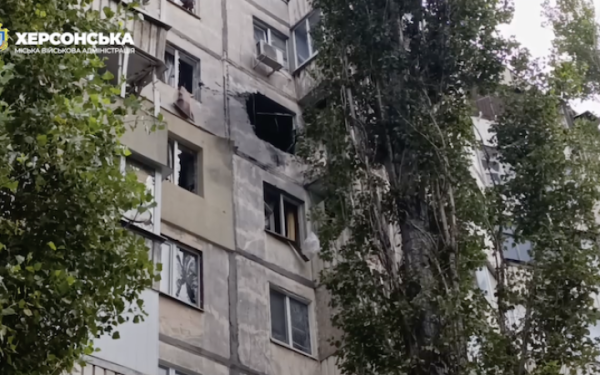 На світанку ворог атакував Херсон, постраждала мама з дитиною
На світанку ворог атакував Херсон, постраждала мама з дитиною