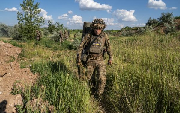 Украинские бойцы сбросили российский флаг с админздания в Курской области (видео)
Украинские бойцы сбросили российский флаг с админздания в Курской области (видео)